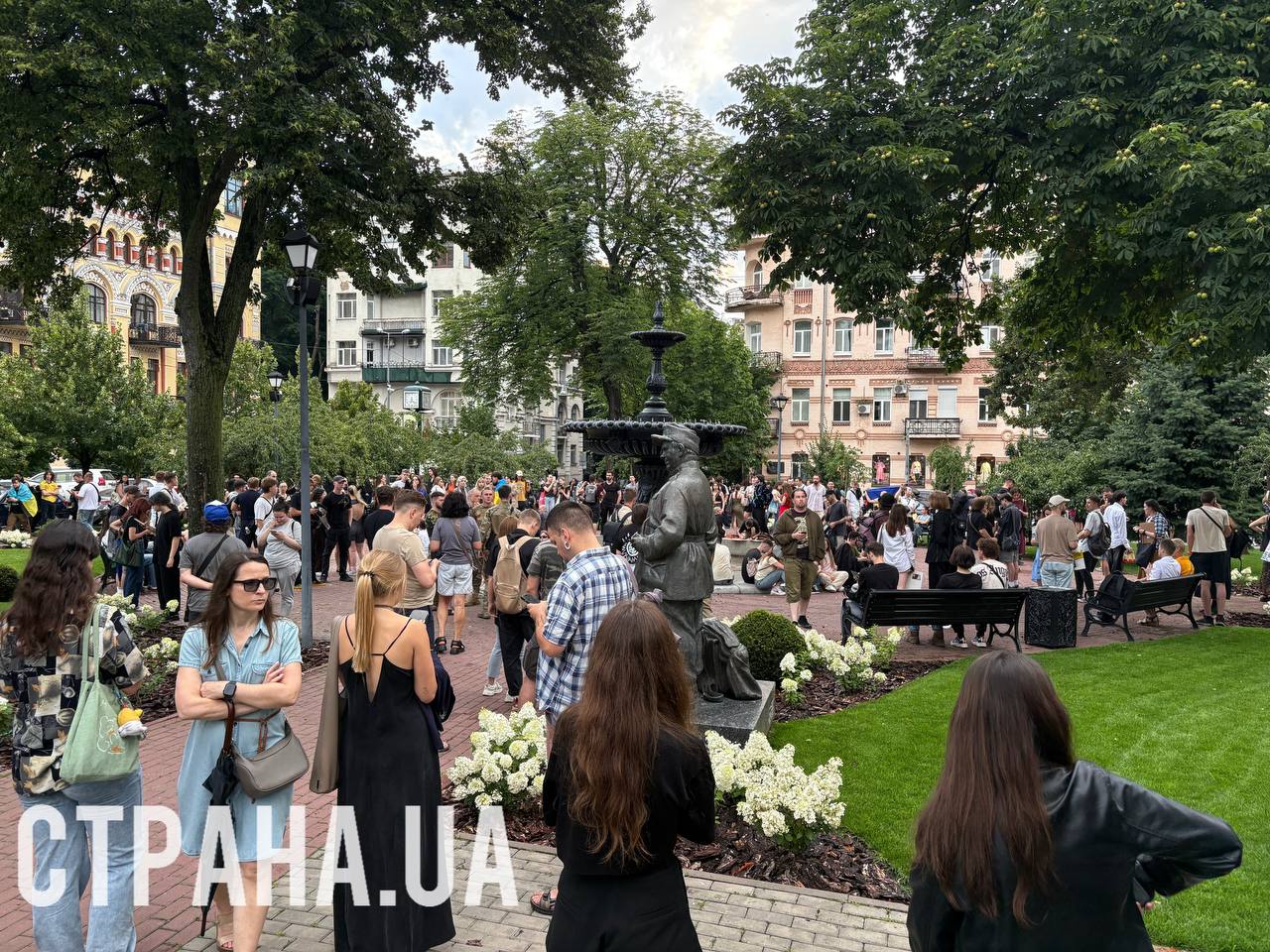 У Києві біля театру імені Франка зібралися протестувальники проти закону про урізання повноважень НАБУ та САП