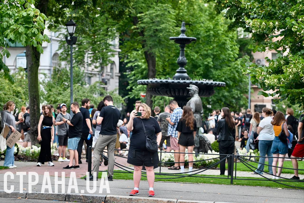 У Києві біля театру імені Франка зібралися протестувальники проти закону про урізання повноважень НАБУ та САП