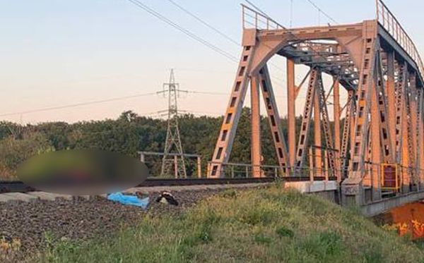 В Ирпене погиб подросток, который лег под поезд во время селфи