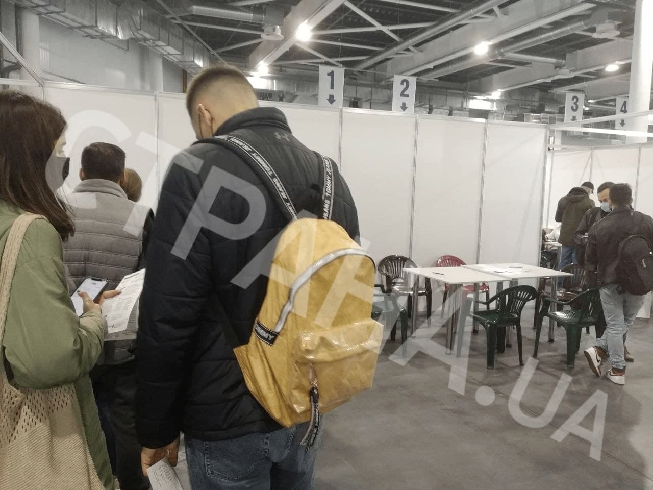 очередь на вакцинацию в Международном выставочном центре
