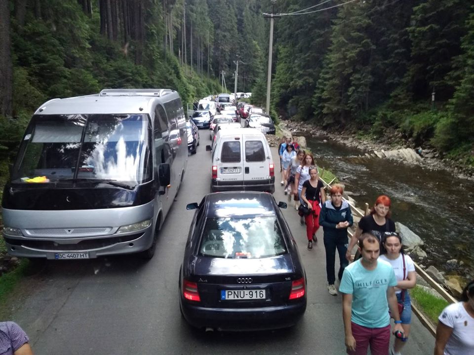 пробка на дороге в Карпатах