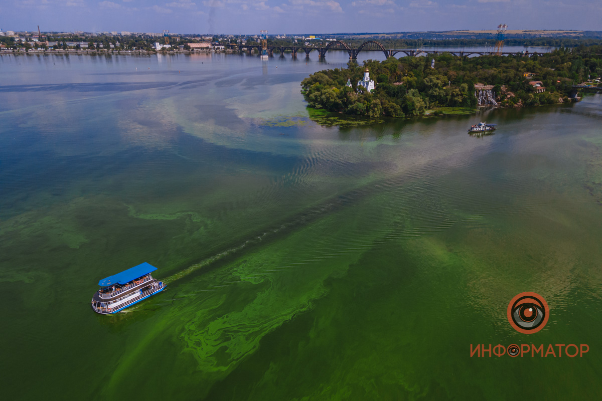 вид на остров с цветущей водой