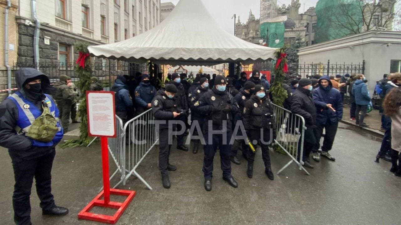 Под Офисом президента продолжается тарифный майдан. Фото: Страна