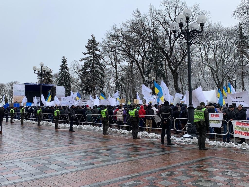 Аграрии митингуют под Радой за отставку директора НАБУ Сытника. Фото: Страна