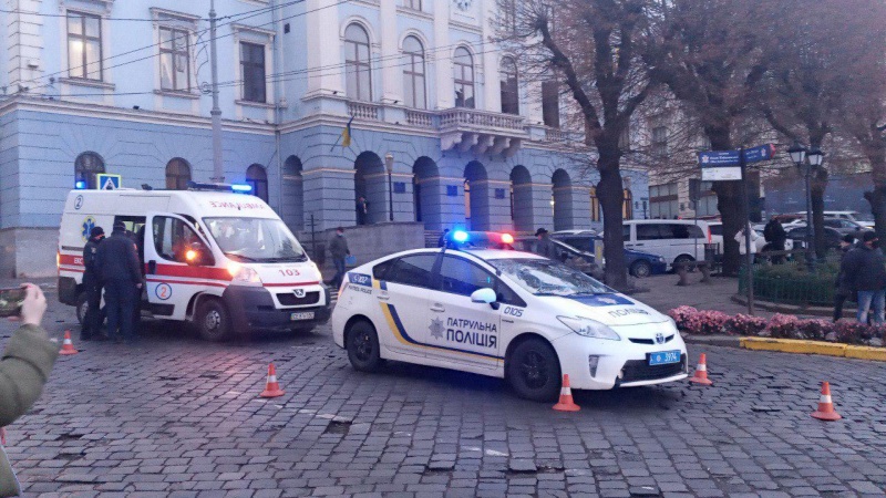 Патрульные сбили женщину под зданием горсовета в Черновцах. Фото: molbuk.ua