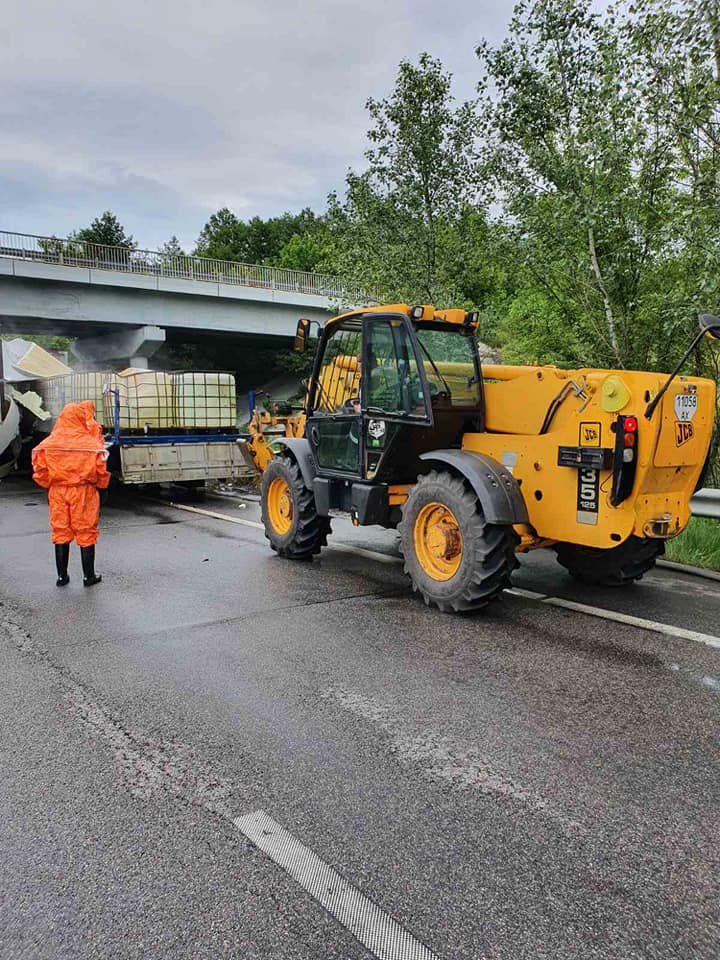 В Харьковской области на дорогу из грузовика вылилась соляная кислота. Фото: ГСЧС