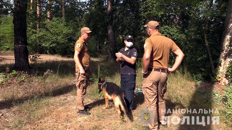 В киевском лесу двое зарезали знакомого из-за мобильного телефона. Полиция раскрыла убийство за 3 часа. Фото: Полиция