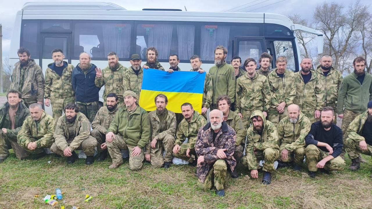 украинские военные вернулись домой из плена