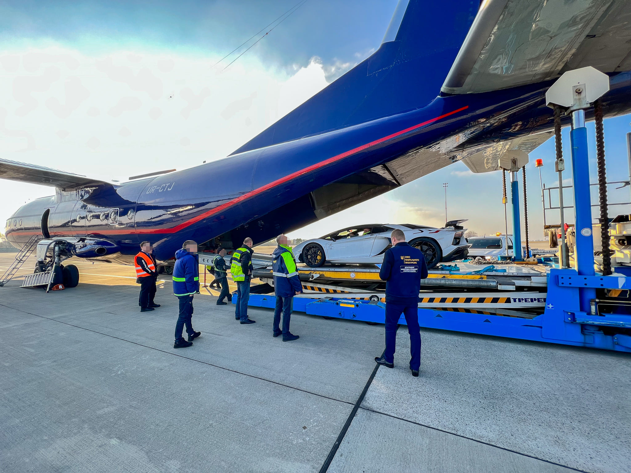 Украина передала Германии дорогие автомобили. Скриншот из фейсбука Ирины Венедиктовой