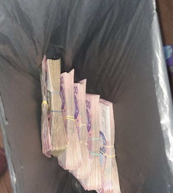 Пакет с гривнами в пачках нашла жительница Бердянска