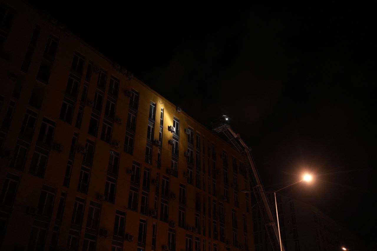 Рятувальники ліквідують пожежу після збиття російського БПЛА у Києві
