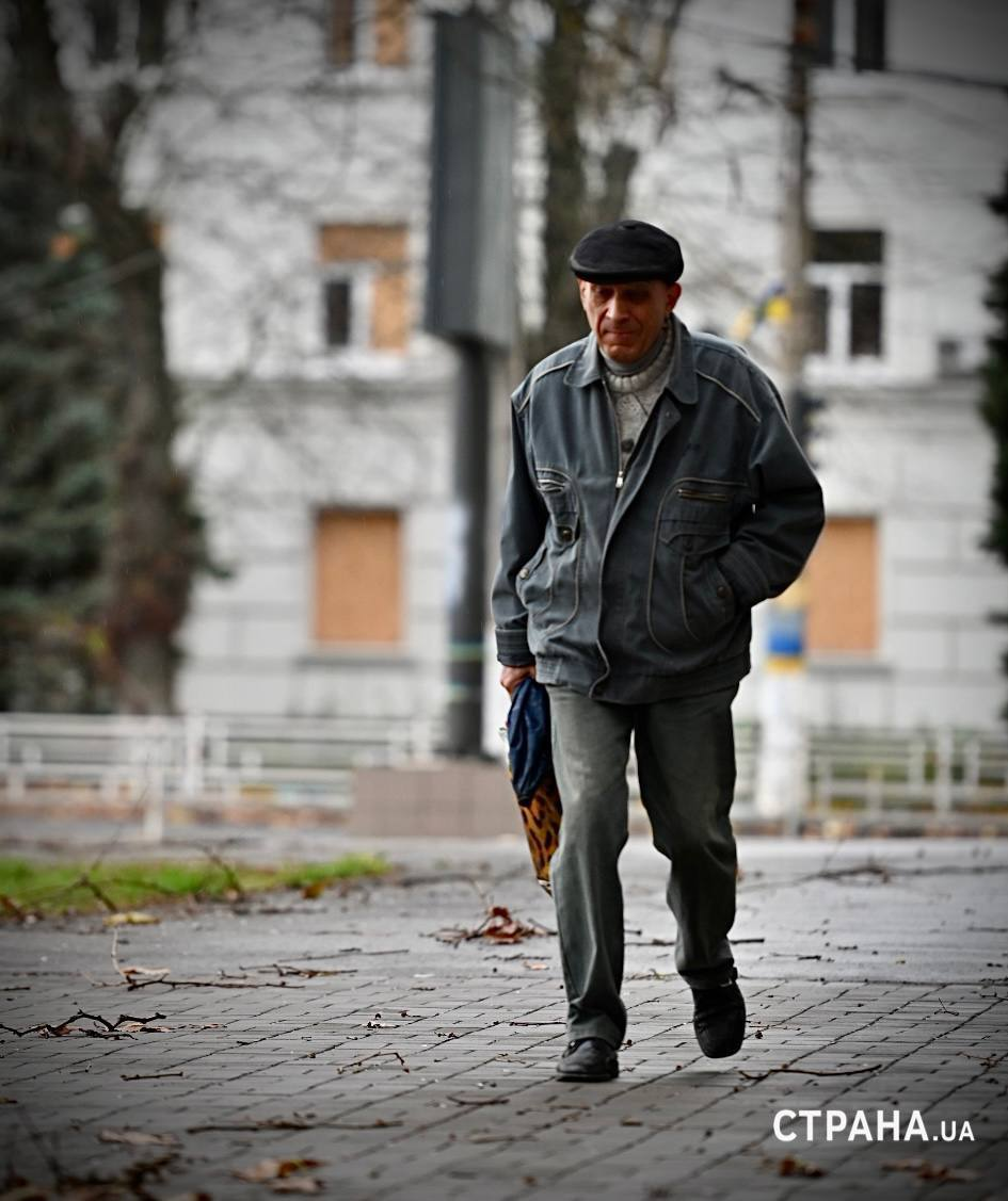 Житель Херсона прогуливается улицами города, получив социальную помощь