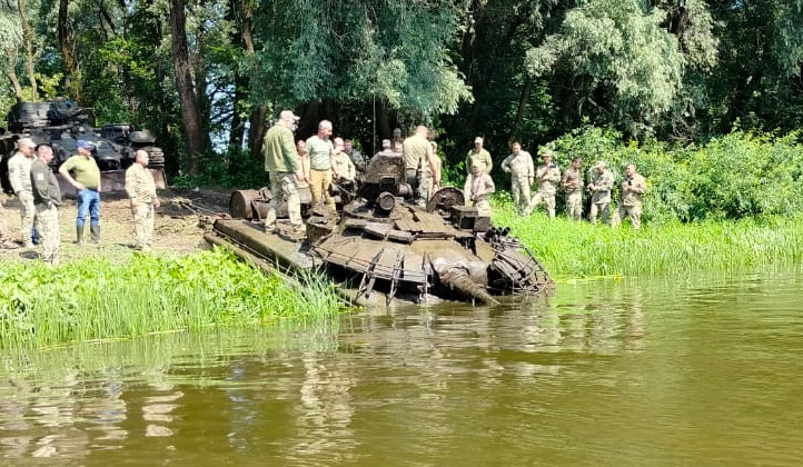 Под Черниговом из реки достали российский танк