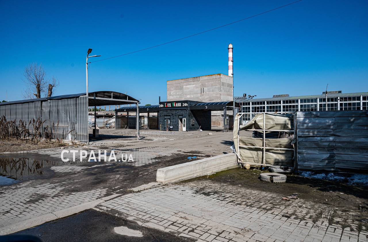 Промышленный объект в Херсоне после отхода воды. Фото - Страна