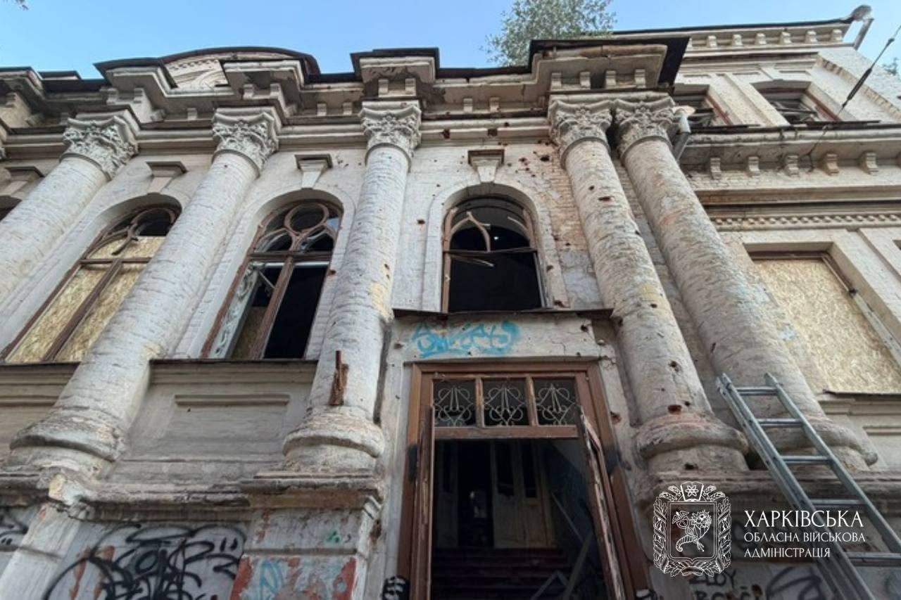 Фото последствий удара по художественному музею в Харькове. Источник – ОВА