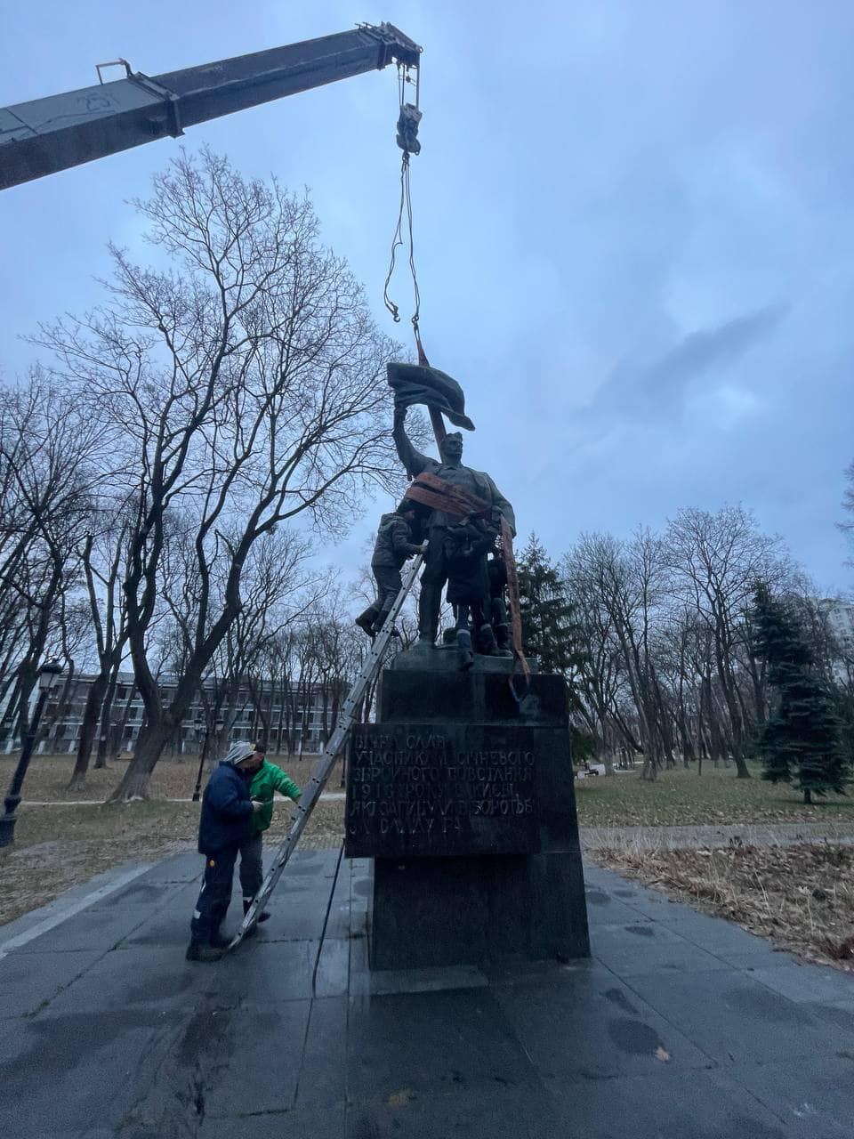 Фото демонтажа памятника. Источник - kyivcity.gov.ua