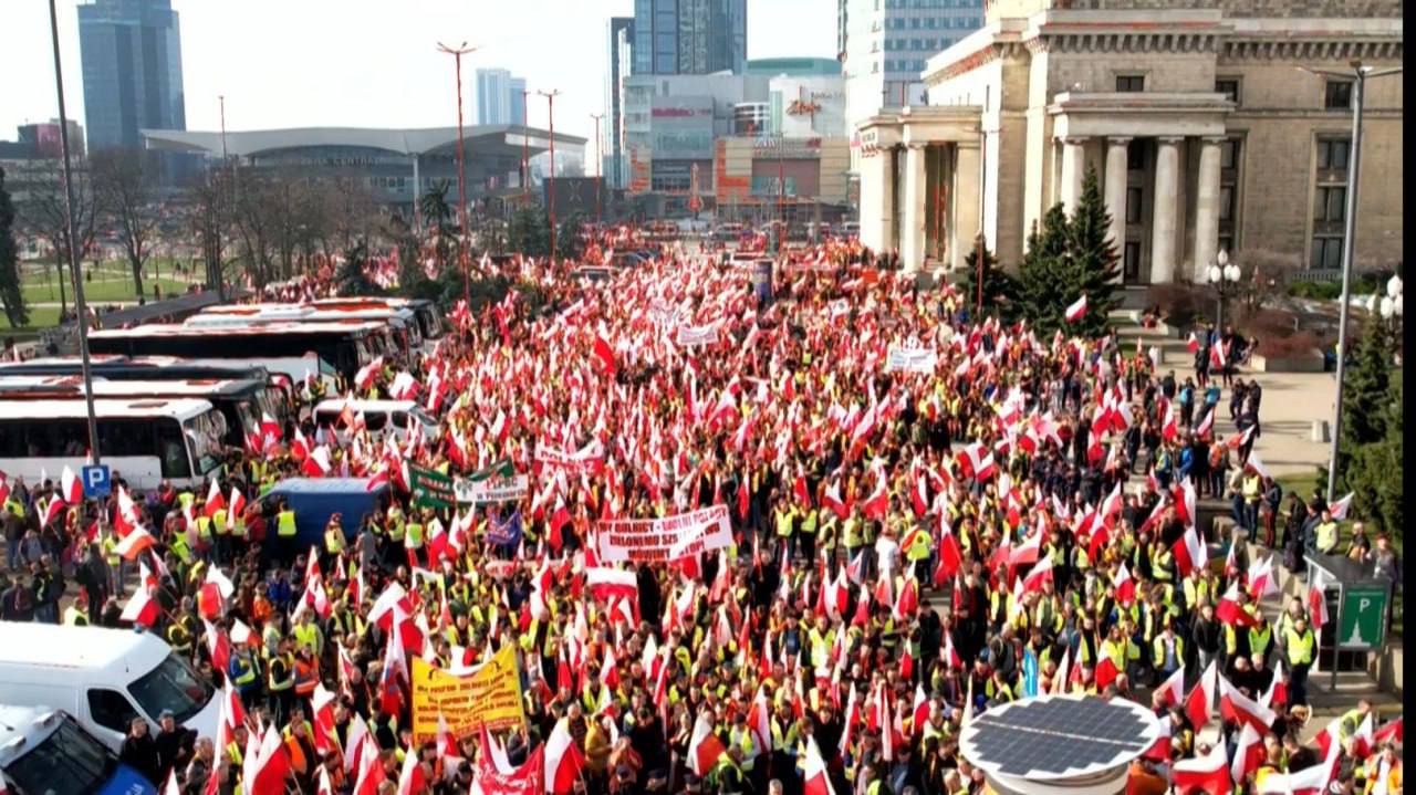 Фото демонстрации польских фермеров в Варшаве. Источник - Телеграм