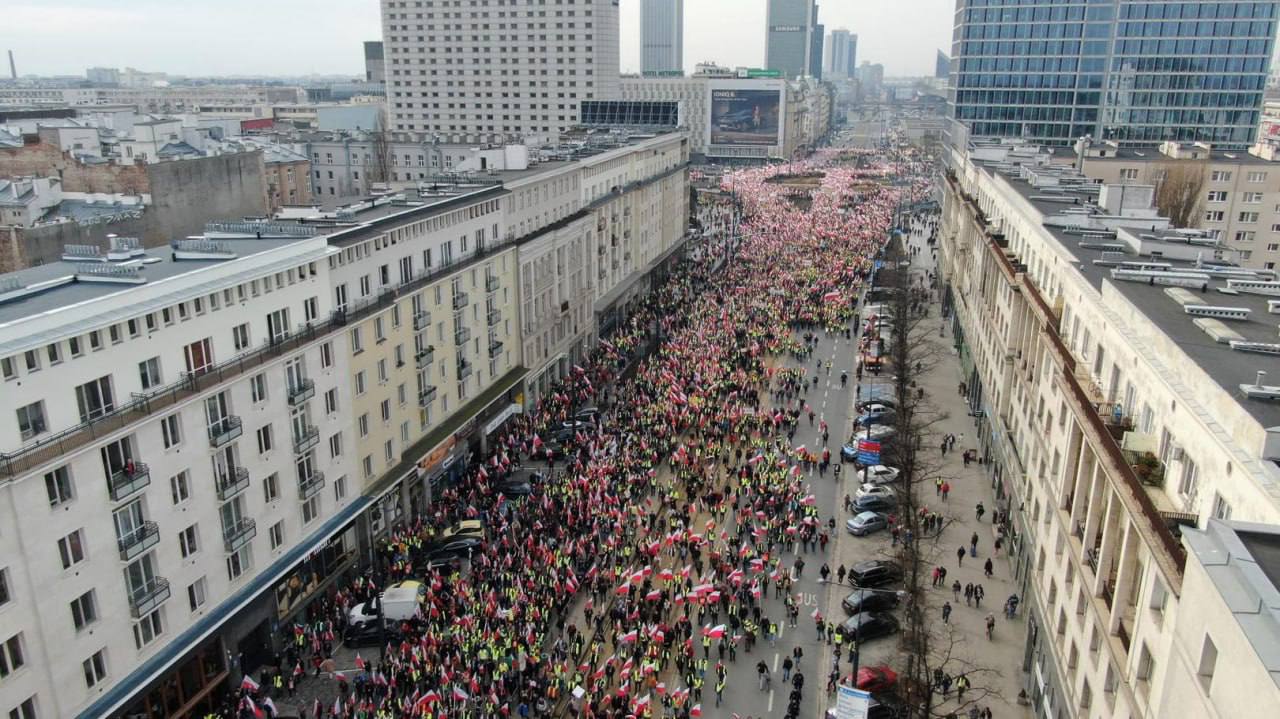 Фото (2) демонстрации польских фермеров в Варшаве. Источник - Телеграм