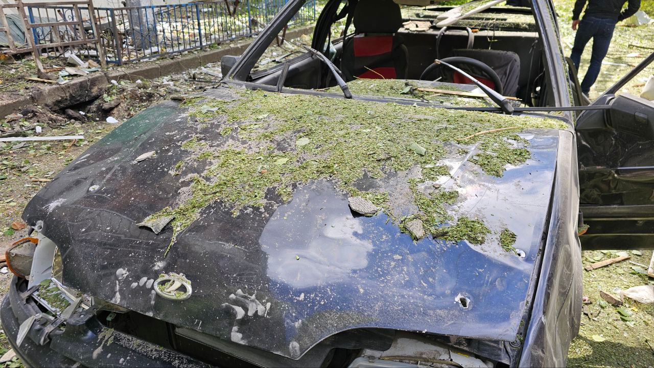 Фото последствий авиаудара по Херсону. Источник - ОВА