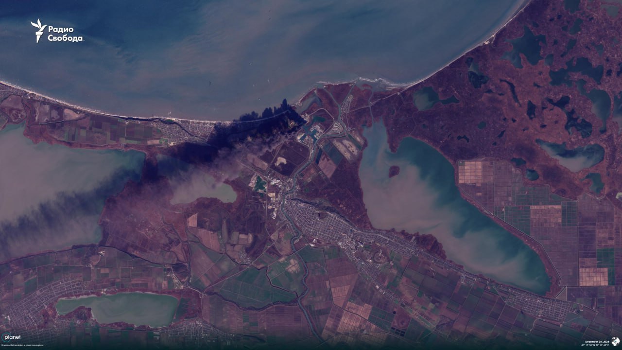 Супутниковий знімок (2) пожежі у порту Темрюк Краснодарського краю РФ. Джерело - Радіо Свобода